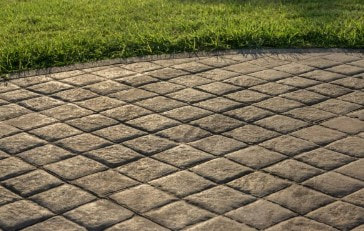 Outdoor stamped cobblestone circle pattern